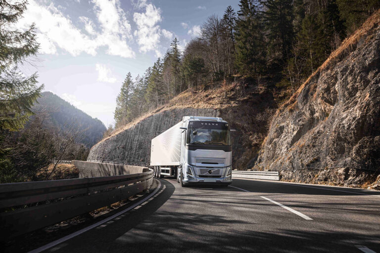 Volvo Trucks lanza la primera tecnología de motor stop/start del mundo para ahorrar combustible y CO2